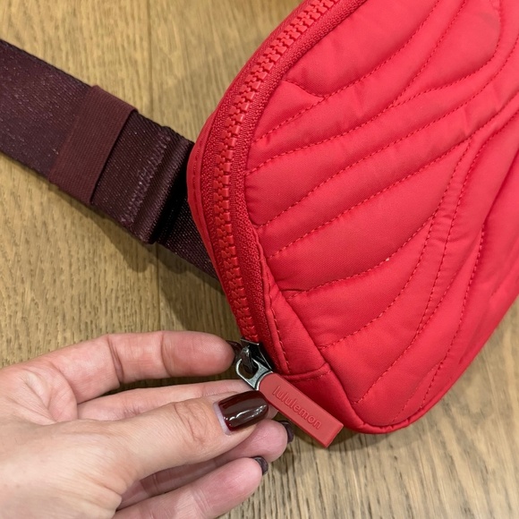 GUC Lululemon Team Canada Quilted Everywhere Belt Bag Crimson/Red Merlot - Picture 3 of 9